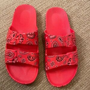 Freedom Moses bandana red pool slides. Size  37/38